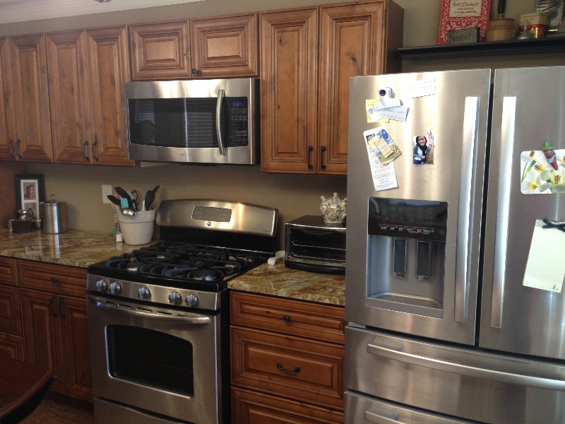 Knotty Maple Premium Kitchen Photos